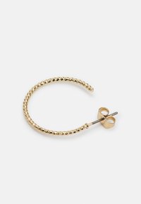 Brinco de argola em ouro com um design texturizado e torcido. Apresenta uma forma curva e um fecho push-back. Acabamento liso e brilhante.