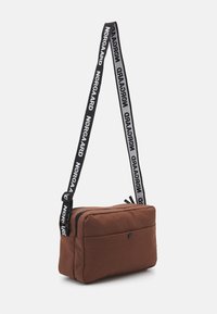 Mads Nørgaard BEL ONE CAPPA BAG UNISEX - Bandolera - cambridge brown