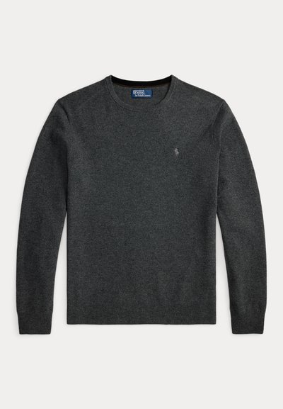 Maglione grigio scuro a maniche lunghe con scollo girocollo, piccolo logo ricamato sul petto e polsini e orlo a coste.