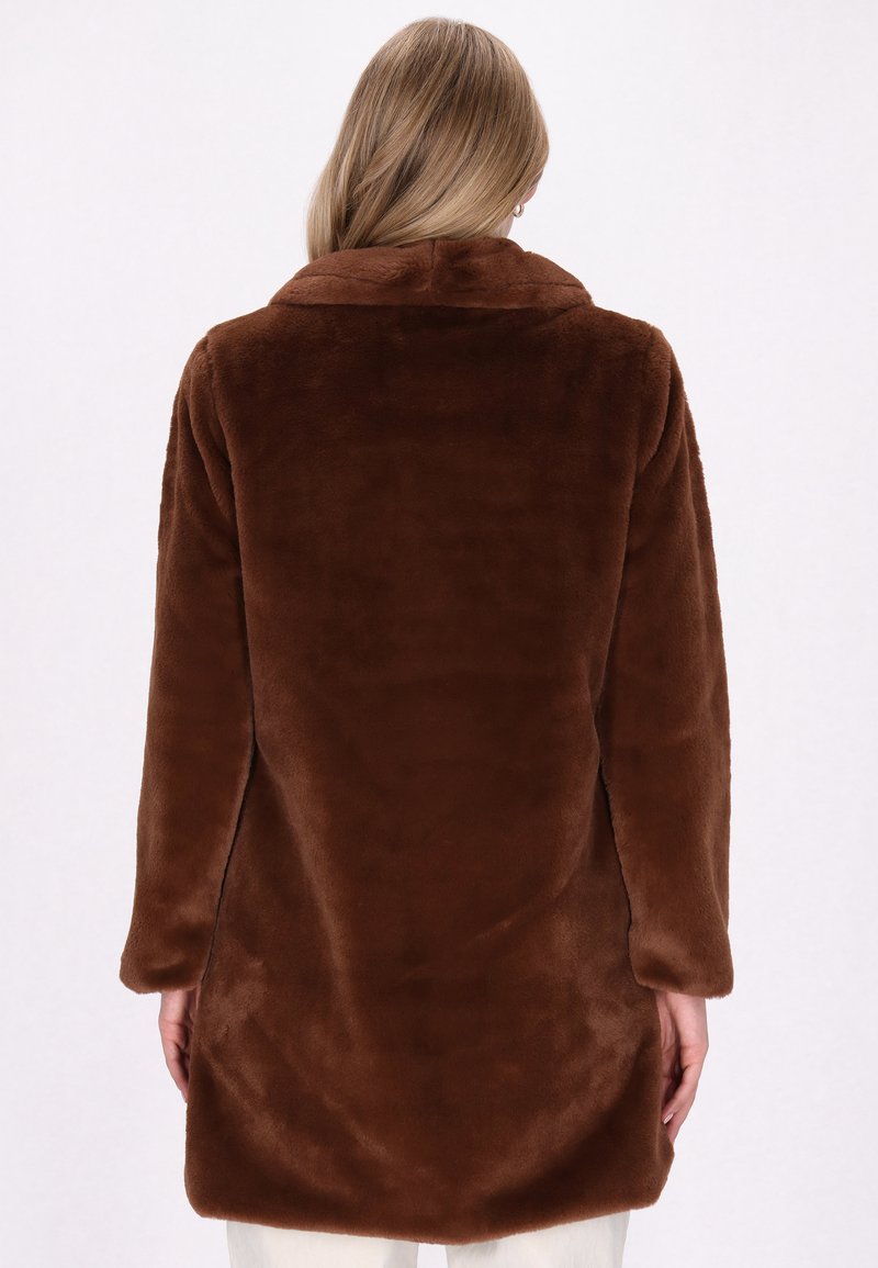 Een bruine, zachte faux fur jas met een kraag, lange mouwen en een rechte snit die onder de heupen valt. Glad, heerlijk zacht materiaal.