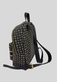 Czarny plecak z nadrukiem złotego logo, z zamkiem błyskawicznym, regulowanymi ramiączkami i przednią kieszenią. Wykonany z teksturowanej tkaniny i skórzanych akcentów.