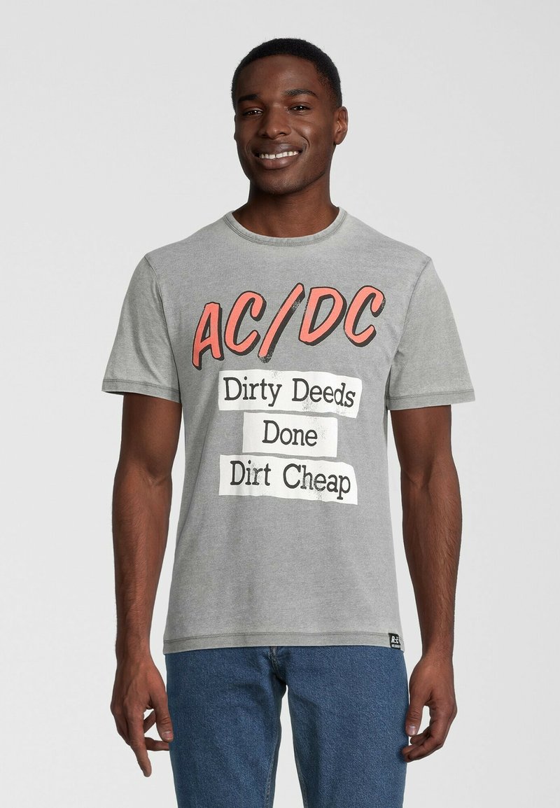 Grå bomullst-shirt med en djärv svart och röd AC/DC-logotyp och texten: "Dirty Deeds Done Dirt Cheap." Vanlig passform, kort ärm, rund hals.