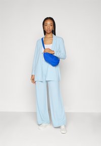 JDY JDYGEGGO NEW LONG PANT - Pantaloni - clear sky/black buttons