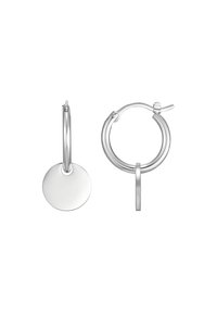 Orecchini a cerchio in argento con pendente a disco circolare. Il design presenta una finitura liscia e lucida e un semplice meccanismo di chiusura.