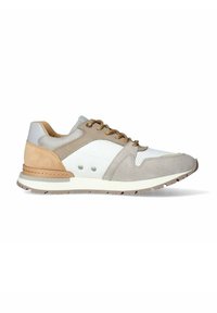 Sneaker in pelle e rete grigia, bianca e tan, con punta arrotondata, chiusura con lacci e suola testurizzata con accenti decorativi.