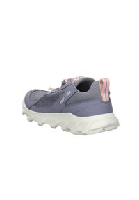 Scarpa da ginnastica viola con accenti in rete e gomma, dotata di suola antiscivolo, superficie testurizzata e linguetta rosa sul retro.