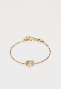 Gullfarget armbånd med et vridd kjededesign, som har et hjerteformet charm prydet med klare krystaller og en klipslås.