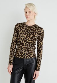 Hnedo-bežový top s dlhým rukávom s leopardím vzorom, vyrobený z rebrového materiálu, s okrúhlym výstrihom a priliehavým strihom.