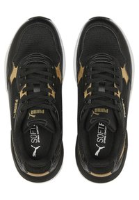 Czarne buty sportowe z złotymi akcentami, z siateczkową cholewą, wyściełanym językiem, sznurowadłami, wyściełaną podeszwą i detalami logo po bokach.