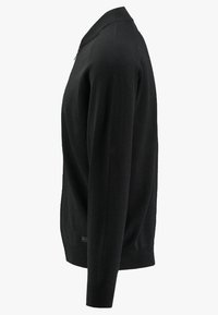 Černý pletený svetr, který má plochý límec, dlouhé rukávy, žebrované manžety a spodní lem, s hladkou texturou a minimálními nápisy na straně.