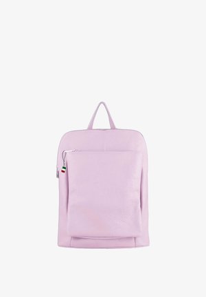 Sac à dos en cuir rose avec une texture lisse, doté d'une poche zippée à l'avant et d'une poignée de transport en haut. Design minimaliste avec des lignes épurées.