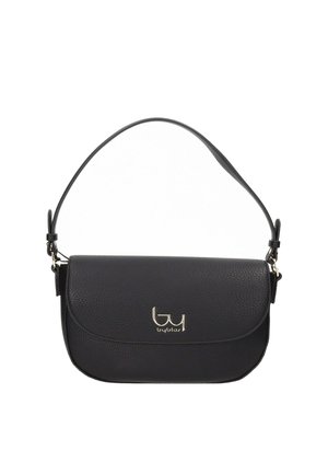 Borsa a tracolla in pelle nera con patta curva e logo dorato "byblos" centrato sulla parte frontale, dotata di tracolla regolabile e texture martellata.