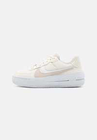 Nike Air Force 1, krémový kožený svršek s jemně růžovými akcenty, bílý Swoosh logo, vycpaná podešev, ploché tkaničky, texturovaná gumová podrážka.