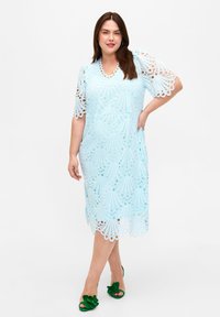 Zizzi MIT KURZEN ÄRMELN - Freizeitkleid - delicate blue