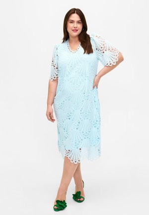 Zizzi MIT KURZEN ÄRMELN - Denné šaty - delicate blue