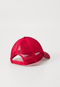 Rode baseballpet met een solide voorpaneel en een mesh achterkant, voorzien van een gebogen klep en een verstelbare band aan de achterkant voor de juiste pasvorm.