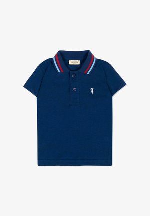 Polo bleu marine à manches courtes avec deux boutons, col côtelé avec rayures rouges et bleu clair, petit logo blanc brodé sur la poitrine.