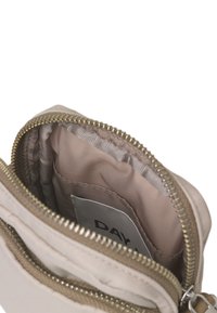 Portafoglio beige con cerniera, dall'esterno liscio, due scomparti e cerniera dorata. L'interno presenta una morbida texture foderata.