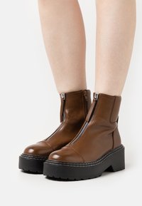 ONLY SHOES ONLBOSSI FRONT ZIP BOOT - Botas de tornozelo com plataforma - brown