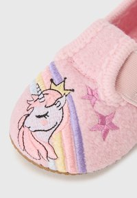 Zapatilla de fieltro rosa con un unicornio bordado con una corona, rayas de arcoíris y acentos de estrellas rosas, sujeta con una banda elástica.