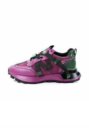 - Sneakersy niskie
