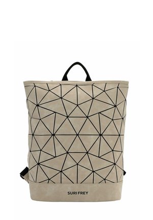 Beige geometrischer Rucksack mit einem dreieckigen schwarzen Muster, schwarzen Akzenten und einem oberen Griff für einfaches Tragen.