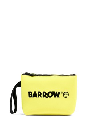 Gele etui met ritssluiting met zwarte tekst "BARROW" en een pootafdruklogo, voorzien van een zwart polsbandje aan de linkerkant.