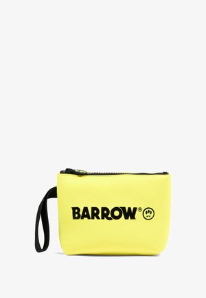 Żółta saszetka na zamek z czarnym napisem "BARROW" i logo w postaci śladu łapy, z czarnym paskiem na nadgarstek po lewej stronie.