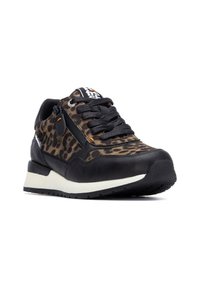 Zapatilla de cuero negro con tela de estampado de leopardo, con cordones negros, cremallera lateral y una media suela blanca. Suela de goma texturizada para agarre.