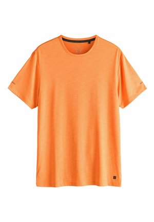 Leuchtend orangefarbenes kurzärmeliges Sport-T-Shirt mit Rundhalsausschnitt, dezentem Stoffmuster und kleinem schwarzem Logo am unteren linken Saum.