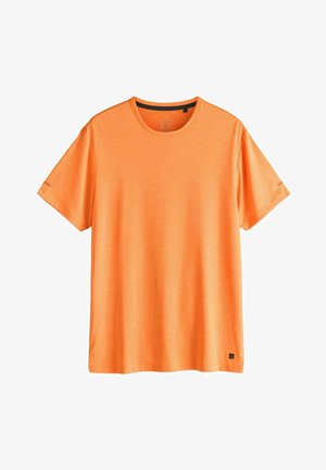 Jasnopomarańczowa koszulka sportowa z krótkim rękawem i okrągłym dekoltem, z delikatną fakturą tkaniny i małym czarnym logo na dolnym lewym brzegu.