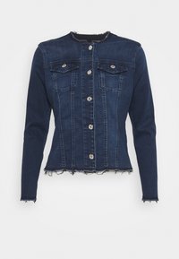 Chaqueta de mezclilla azul oscuro con un diseño recortado, dos bolsillos en el pecho, cierres de botón plateados y un dobladillo deshilachado. Presenta un escote redondo y mangas largas.