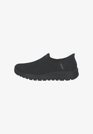 Scarpe slip-on nere con tomaia in rete testurizzata, punta rotonda e suola in gomma spessa e imbottita per il comfort. Dettagli di branding minimi presenti.