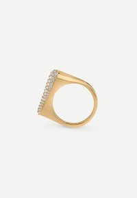 Goldring mit flachem Oberteil, das eine Reihe kleiner, klarer Edelsteine entlang des Randes aufweist. Glatte Oberfläche mit einem breiten Band.