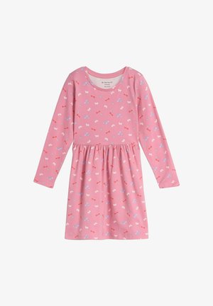 Rosa, langärmeliges Mädchenkleid mit geraffter Taille und kleinen roten, weißen und blauen Schleifenmustern überall.