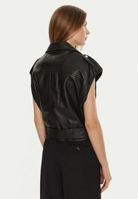 Zwarte leren mouwloze jas met een hoge kraag, drukknopenaccents en een getailleerde taille, met een glanzende, soepele textuur.