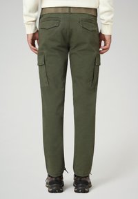 Groene cargobroek met meerdere zakken, een rechte pijpdesign en ritsdetails aan de zijkanten. De stof lijkt duurzaam en lichtjes textuur te hebben.