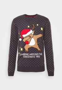 Maglione a maglia grigio scuro con motivi a cuore bianchi, con grafica oversize di una renna con cappello rosso, con la scritta "DABBING AROUND THE CHRISTMAS TREE."