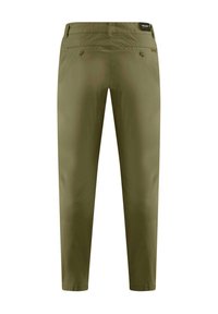 Pantaloni dritti color verde oliva realizzati in tessuto leggero. Presentano due tasche posteriori con bottone e un'etichetta in vita. Texture liscia.