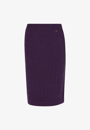Lila Kabelstrickrock mit geripptem Bund und strukturiertem Muster. Oberschenkellang mit enganliegendem Schnitt und weichem Strickstoff.