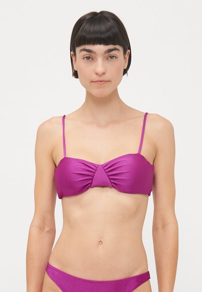 Fuchsia bikini top met dunne bandjes, met een geplooide voorkant voor textuur. Glad materiaal, bijpassende bikini onderkant zichtbaar.