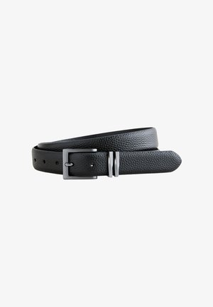 Cintura in pelle nera strutturata avvolta con fibbia rettangolare argento e due passanti argento su sfondo bianco.