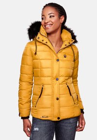 Geel pufferjack met een nepleren voering in de capuchon, zippered zakken en ribgebreide manchetten. Voorzien van knoopsluiting en gewatteerde textuur.