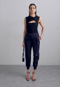 Cinq à Sept HARMONY PANT - Kargopüksid - navy