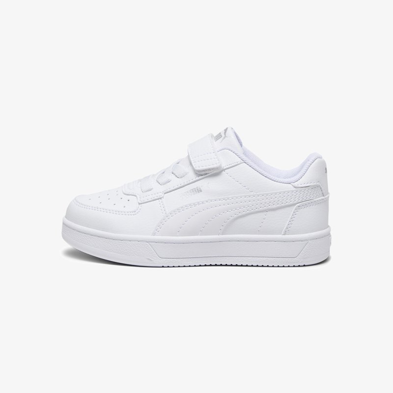 Sneaker blanche avec une tige en synthétique lisse, un col rembourré, un système de laçage et une sangle Velcro. Présente des perforations sur l'avant du pied pour la respirabilité.
