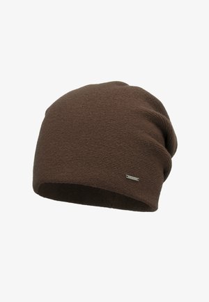 Bonnet en tricot marron avec un design texturé, présentant une coupe décontractée et une petite étiquette de marque métallique sur le côté.