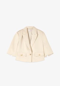 Blazer corto beige con solapas anchas, mangas tres cuartos, dos bolsillos frontales con solapa y botones dorados, y un cierre de un solo botón dorado.
