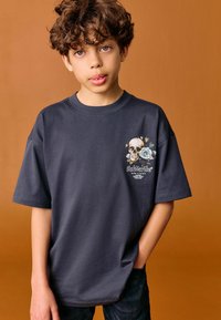 Next RELAXED FIT SHORT SLEEVE GRAPHIC STANDARD - T-Shirt print - blue skull back print