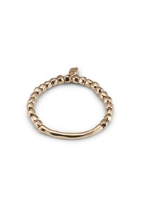 Bracelet en ton or avec un mélange de perles rondes et un bandeau lisse courbé. Les détails incluent un petit charme en forme de feuille attaché.