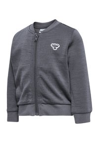 Grå zip-up jacka i ett texturerat tyg med rund halsringning, ribbade mudd och en liten vit logotyp på bröstet.